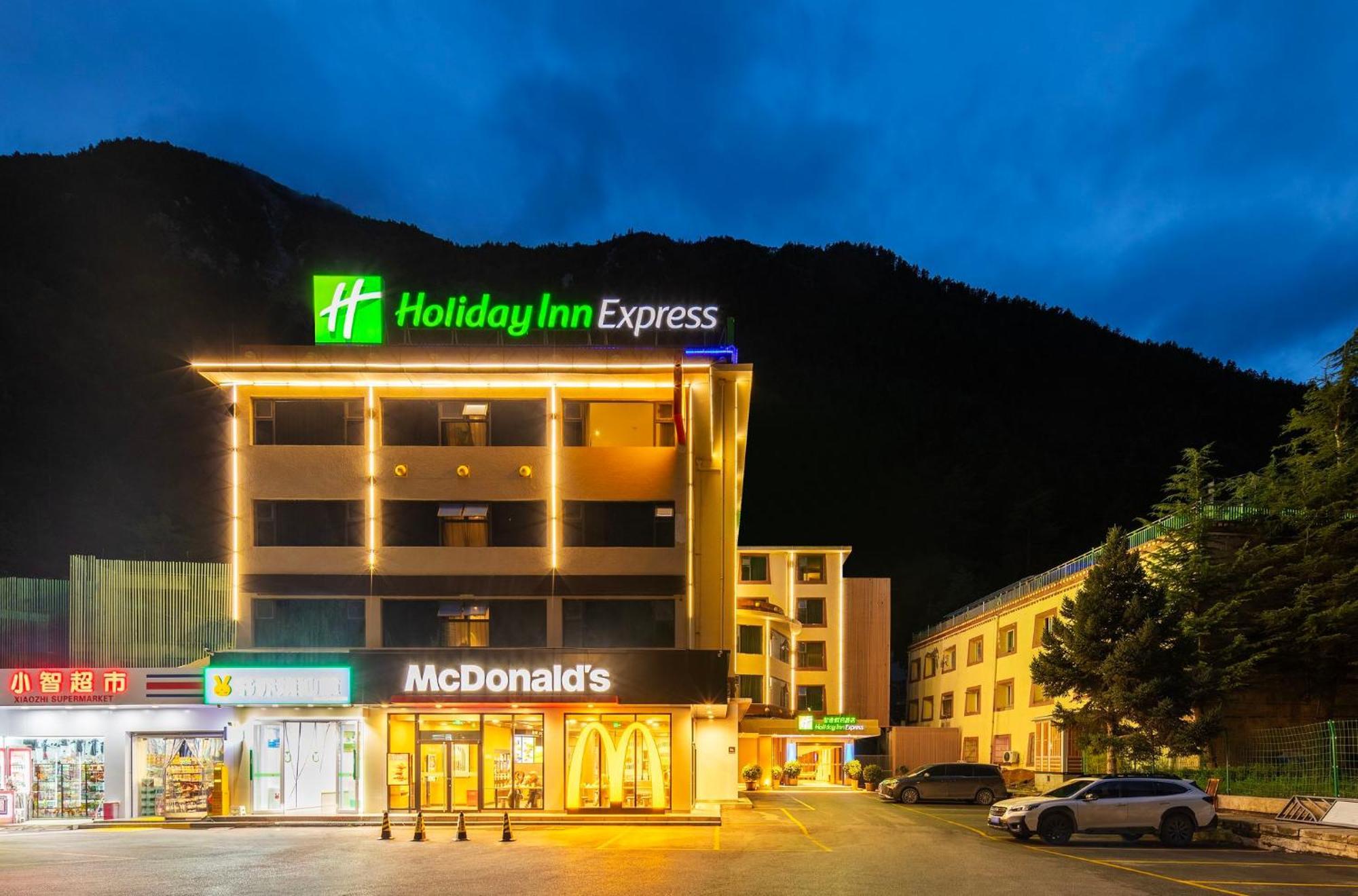 Holiday Inn Express Jiuzhaigou,Only 600 Meters To Jiuzhaigou Park By Ihg Ngoại thất bức ảnh