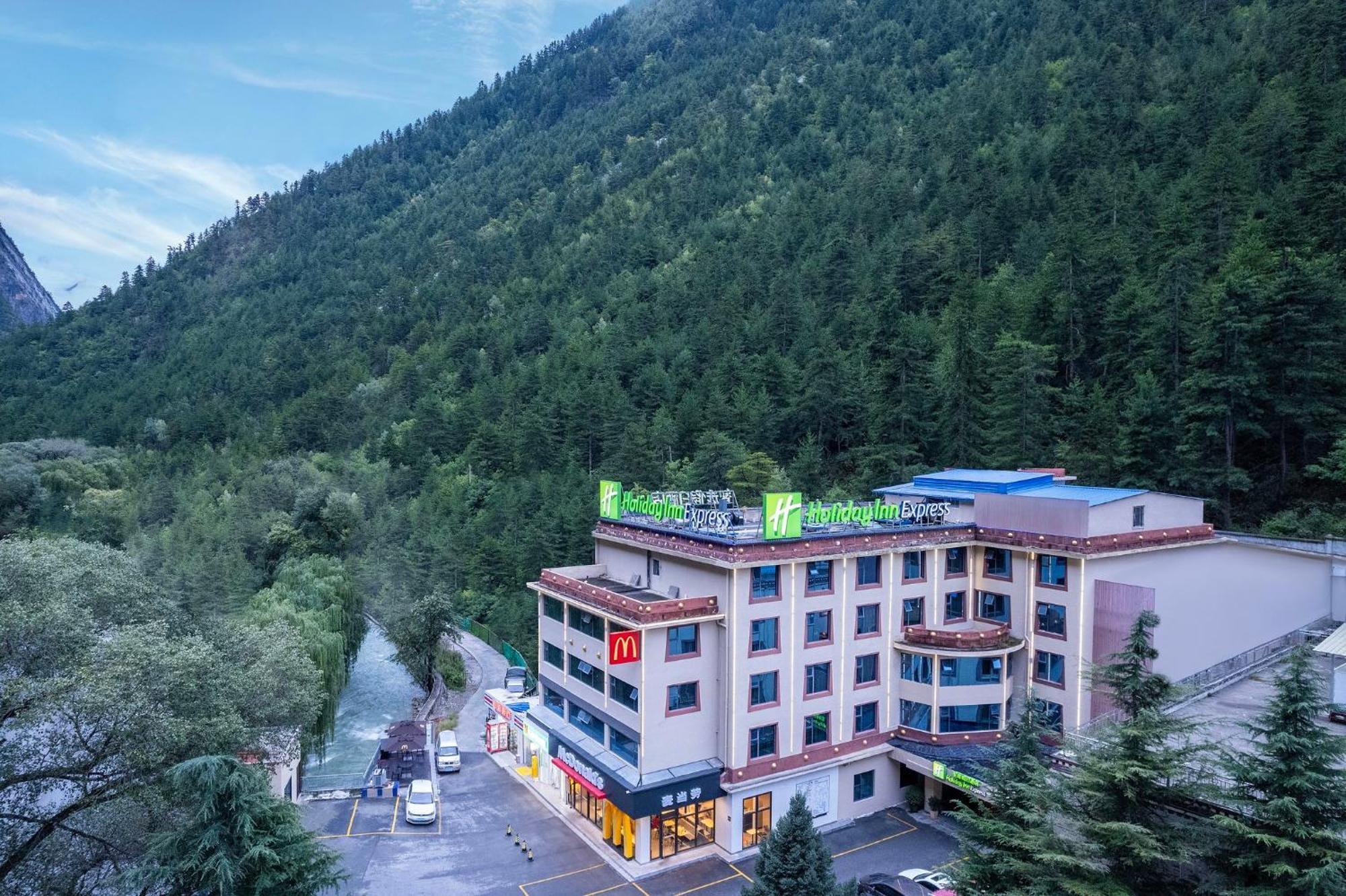 Holiday Inn Express Jiuzhaigou,Only 600 Meters To Jiuzhaigou Park By Ihg Ngoại thất bức ảnh
