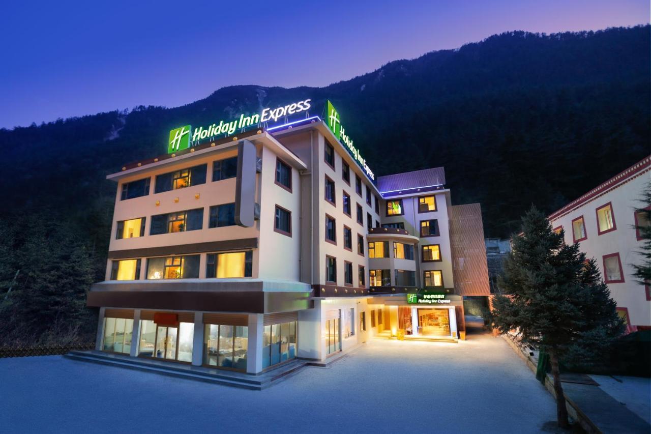 Holiday Inn Express Jiuzhaigou,Only 600 Meters To Jiuzhaigou Park By Ihg Ngoại thất bức ảnh